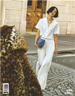 桂綸鎂即興演出2025下半年的桂綸鎂，有許多時間都身處異地，先到首爾參與出道作《藍色大門》的重映，再赴東京宣傳與西島秀俊合作的新片，接著又飛往巴黎2026春夏時裝週的壓軸Chanel大秀。旅程緊湊卻充滿能量，她笑著說：「這讓我打開新的門。」