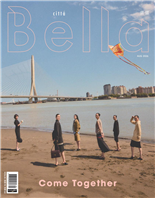 Come together本次《Bella》邀請到6位風格各異的女孩登上八月號封面，在夏日的台北近郊，從河、海交會的海岸，到綠草如茵的淡水河畔，她們穿上由Matthieu Blazy設計的Chanel最新時裝，展現屬於女人的自信樣貌。